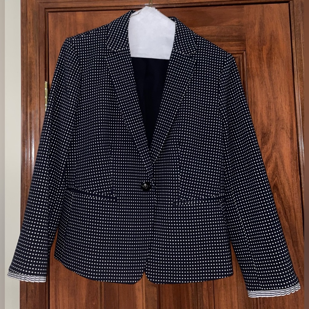 ANN TAYLOR Women’s Navy Suit. GREAT Condition.